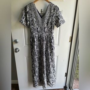 Short sleeve, floor length dress. Size large. Navy and white.